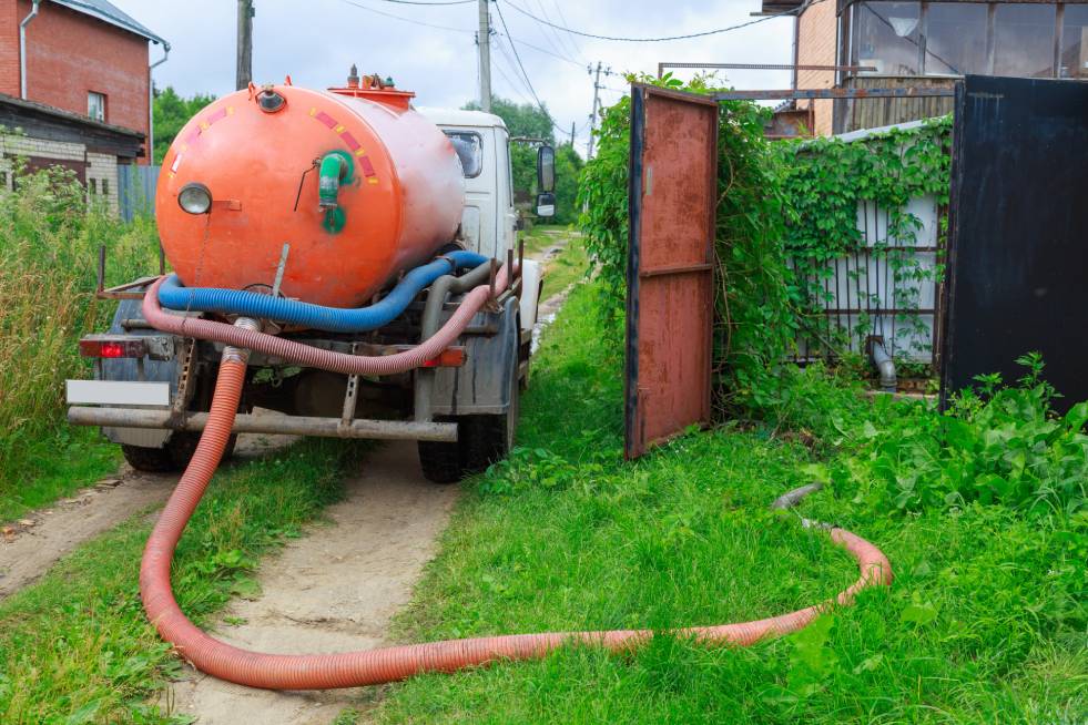 sewage truck sewage tanker for cleaning the septic system